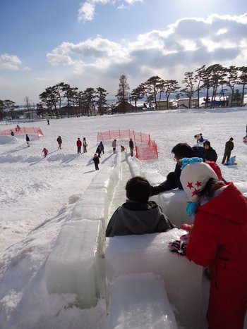 公園に登場　氷の滑り台